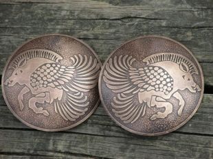 Bijoux grec grec à la main ronde broche sertie de Flying sangliers gravées en laiton prêt à l’expédition
