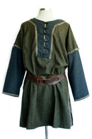 The tunic of Aethelred (Toby Regbo) in The Last Kingdom S02E06