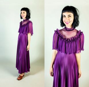 Vintage des années 1970 dentelle violet col victorien Flutter manches Maxi robe plissée / / estimée petit supplément de taille XS ou S petit
