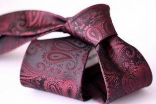 Vin cravate paisley rouge bordeaux sur fond noir