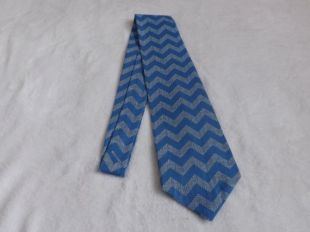 Col cravate, fabriqué à partir de chevron bleu rayures coton tissu coton adulte, ADO, zig zag, mariage, professeur, cadeau de fête des pères, des hommes, professionnel