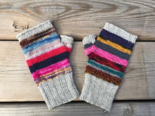 Dépareillées Scrappy mitaines Fingerless rayé gris clair aux poignets tricotés à la main