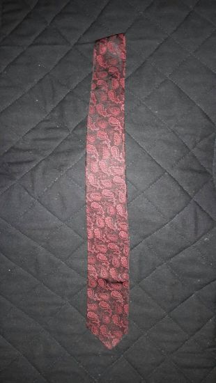 Cravate Vintage métallique Skinny Tie Paisley Mini Red & Black Menswear Jacquard trouver par AntiquesandVaria