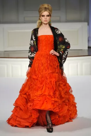El vestido rojo de graduación de Oscar de la Renta usado por Blair Waldorf  (Leighton Meester) en la serie Gossip Girl (Temporada 4 Episodio 2) |  Spotern