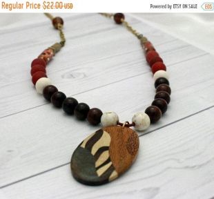 VENTE étendue de bois, chaîne et collier de perles de tons de terre en cuir Long