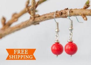 Boucles d’oreilles goutte rouge, rouges boucles d’oreilles, boucles d’oreilles délicates, petites boucles d’oreilles rouges, crochets d’oreilles en argent Sterling, idées cadeau rouge, cadeau pour maman, cadeau pour tante