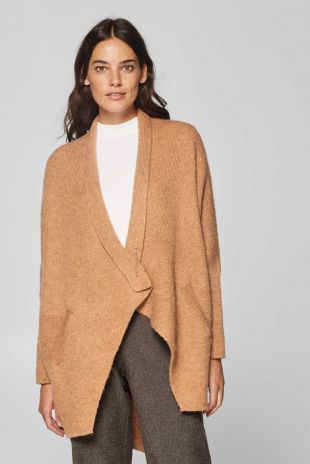 À teneur en laine : le cardigan façon cape