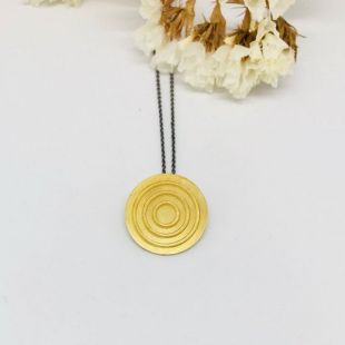 Pendentif cercles concentriques gravés