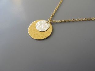 Collier disque d’or, or et argent martelé disques. Pendentif cercle.
