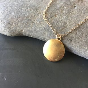 Cercle doré mat Charlotte sur chaîne en plaqué or collier pendentif or rond
