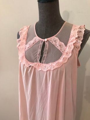 Volants et vintage chemise de nuit rose saumon avec bordure en dentelle