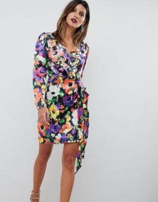 Robe courte drapée à décolleté plongeant et fleurs aux couleurs vives