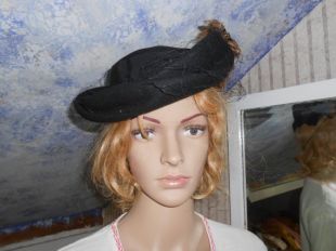 Vintage années 40 en laine noire grand chapeau en feutre avec chapeau de plume plumes colorées/fabuleux années 40