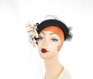 Chapeau noir Vintage, inclinaison de la femme des années 1940, fleurs roses