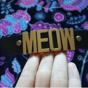 Meow skinny belt par Urban Outfitters
