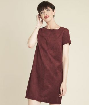 Robe rouge façon suédine festonnée