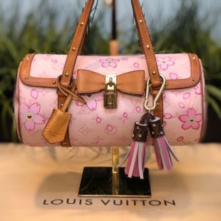 The hand bag pink Louis Vuitton x Murakami to the grounds of