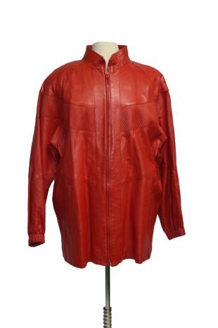 Discours de veste vintage en cuir rouge de la marche