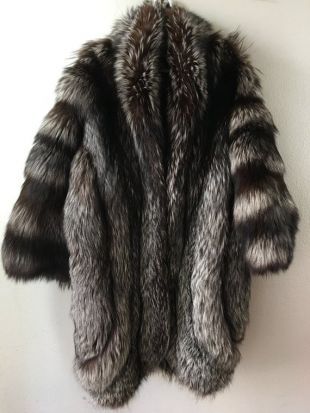 Luxe Long Vintage véritable Silver Fox fourrure gris avec taille moyenne de teinte blanche manteau pour femme.