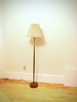 LIGHT IT UP. Au milieu du siècle en danois Modern teck et laiton lampadaire Original légèrement conique abat jour Base de fer Minimal classique élégant