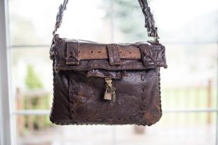 Patiné marron Vintage sac à bandoulière en cuir. De Style Renaissance.