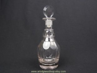 Carafe en verre antique de coupe