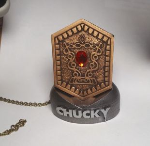 Chucky « Cœur de Damballa » amulette   version Deluxe avec support personnalisé