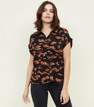 Chemise à manches courtes noire à imprimés camouflage et léopard