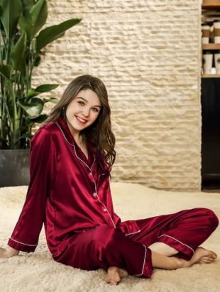 The pyjama red Victoria Justice on her behalf Instagram @Victoriajustice