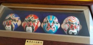 Encadré asiatique vintage avec quatre masques Kabuki, Chinese Opera Masques peints à la main, cadre en bois avec verre