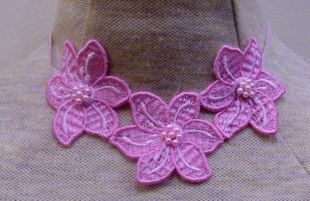 applique collier trois fleurs rose avec des perles rose   housse de stomie trach