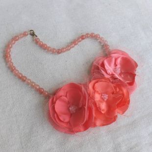 Collier de perles rose pâle avec Trio de fleurs dans les tons de corail Satin et Tulle