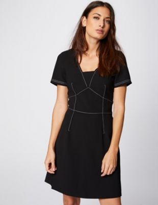 Robe manches courtes avec surcoutures