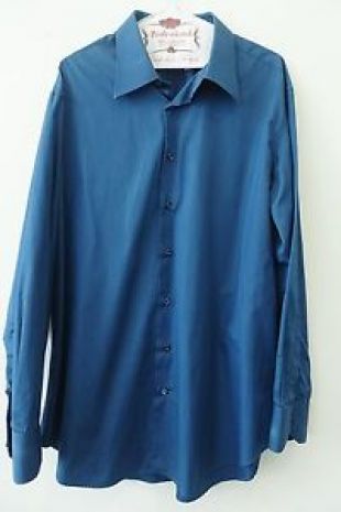 chemise bleue portée par nathan fillion dans castle