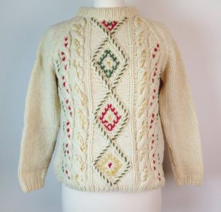 Intarsia câble pull vintage des années 1960 Bloomingdale. Italie. Blanc naturel crème en tricot couture w/rouge jaune vert. Fermeture éclair col/Collier ras du cou.