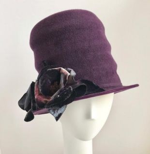 Pagode de feutre violet chapeau garni de fleurs