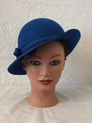 Fedora ou chapeau Cloche, le feutre de laine bleu roi, Vintage estampillé « Bollman » à l’intérieur, petit bord, noeud plat sur un côté, style des années 1970, taille 22.