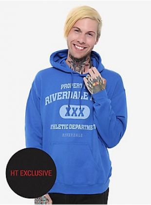 La sudadera azul Proprety of Riverdale High usada por K.J. Apa en