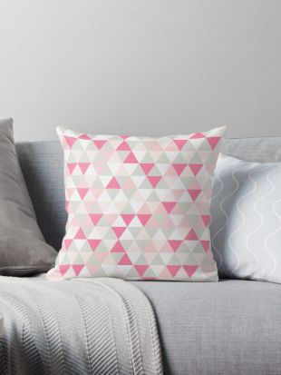 Coussin ‘Triangles roses’ by Eybdesign