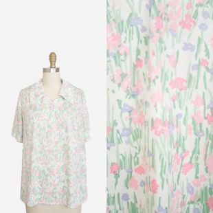Vintage des années 1970 col en V Col chemisier manches courtes imprimé Floral fleurs Pastel Rose, violet et vert Top fluide ample Large