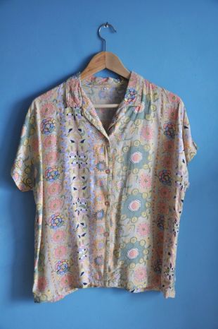 Vintage des années 90 hipster chemisier sans manches imprimé, chemisier en couleurs douces et pastel, bouton chemise d’été shrt, Rose bleu vert jaune, L