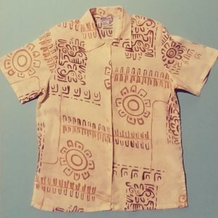 des années 1990 Mesdames Blouse grande beurre jaune à manches courtes chemise col boutonné Tribal du sud ouest du Mexique aztèque indien impression motif Design