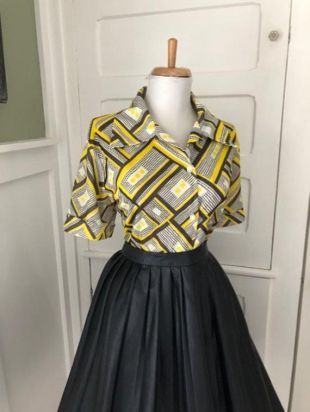Femmes vintage des années 60 atomique chemisier sans manches imprimé | Bouton rétro des années 1960 vers le bas courte chemise manches | Rétro Mad Men secrétaire haut jaune et marron