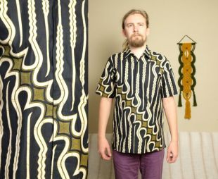 des années 90 fait 70 s Vintage batik indonésien imprimé noir blanc rayé vertical à manches courtes chemise festival ethnique boho chemise grande taille / RK1
