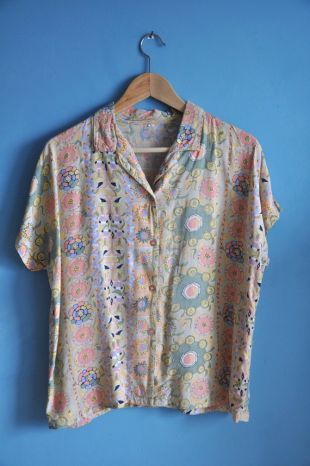 Vintage des années 90 hipster chemisier sans manches imprimé, chemisier en couleurs douces et pastel, bouton chemise d’été shrt, Rose bleu vert jaune, L