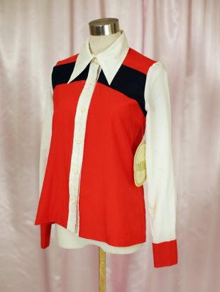 Bouton vintage des années 60 en Cowboy chemise crème, rouge et noir