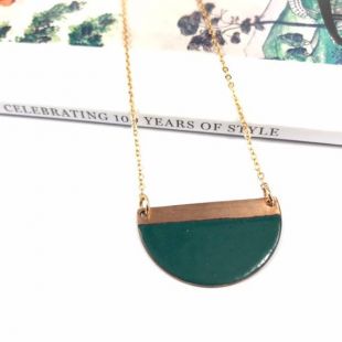 Collier géométrique   collier en demi lune émail et cuivre contraste   bloc couleur jade et cuivre collier de demi cercle d’émail vert
