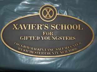 La réplique en résine de la plaque L'école de Charles Xavier dans les films X-Men