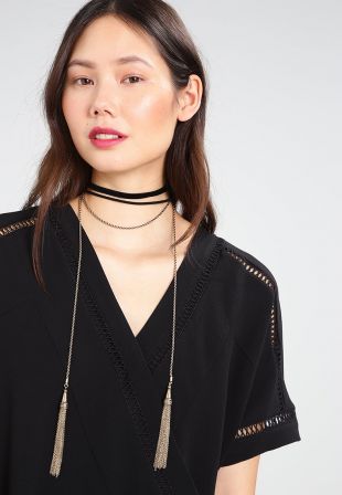 collier à pompons