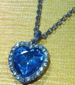 le collier du  coeur de l océan titanic rose dawson  3,5 x 3 cm bleu zaphir❤️ 